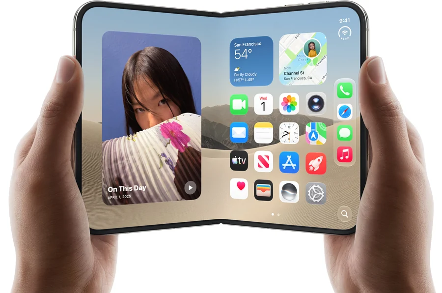 Manos sosteniendo un iPhone Duo abierto, con apps y widgets en pantalla